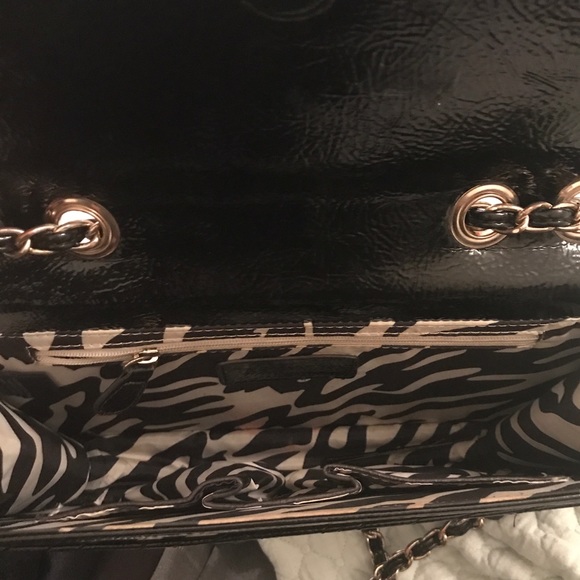 Anne Klein Purse with gold chain. - Picture 4 of 4